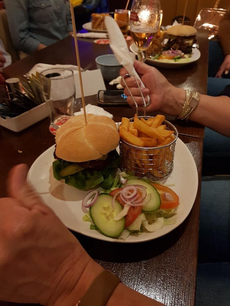 Gatwick Belmont Hotel Хорли Экстерьер фото