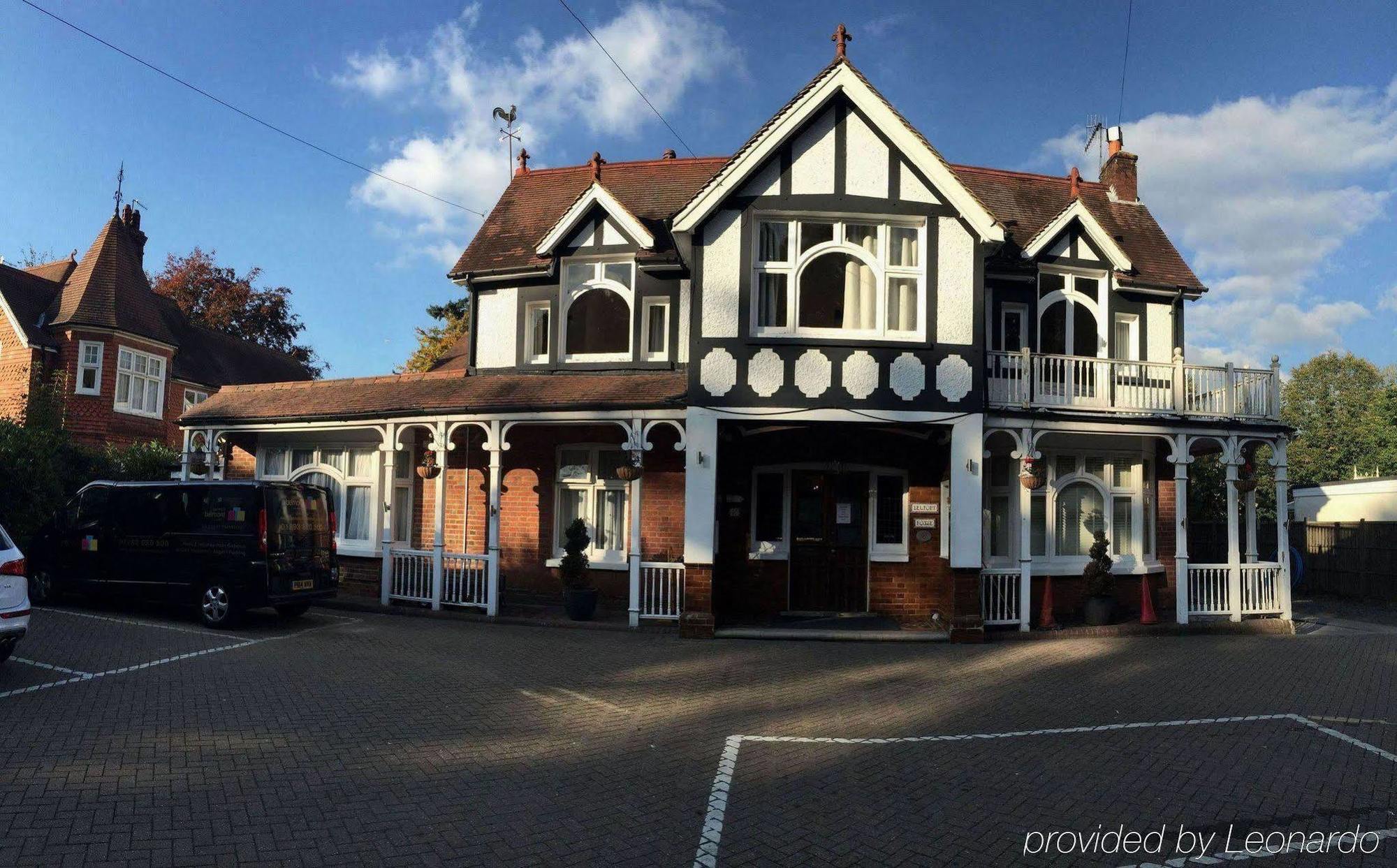 Gatwick Belmont Hotel Хорли Экстерьер фото